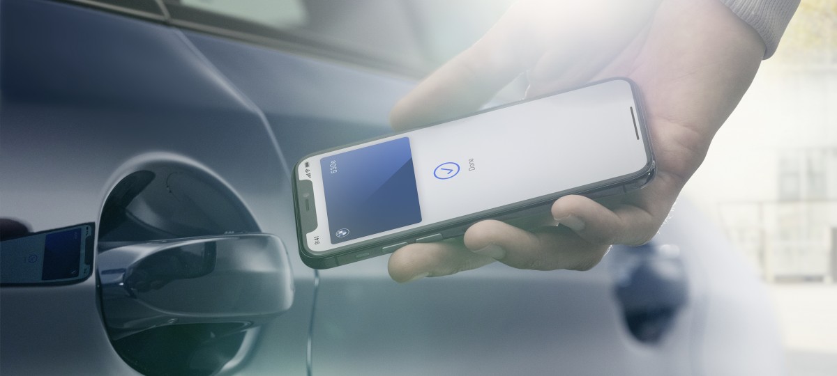 BMW oznamuje podporu digitálneho kľúča Digital Key pre iPhone. Bezpečný a jednoduchý spôsob, ako používať iPhone ako kľúč od vozidla na odomykanie, zamykanie, štartovanie a zdieľanie s priateľmi.