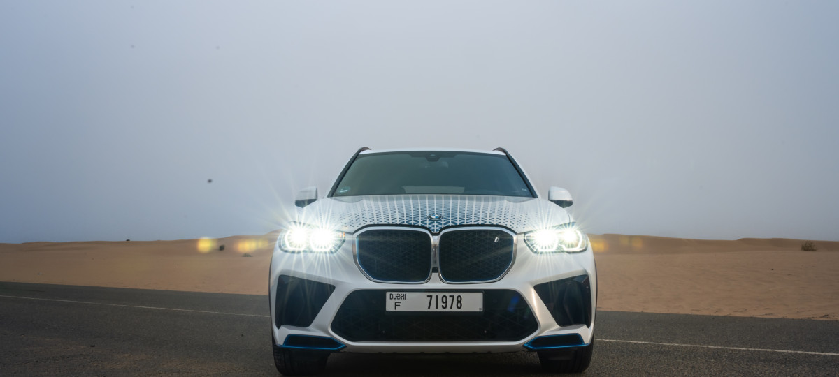 BMW iX5 Hydrogen a testovacie jazdy v púšti - vysoký výkon v extrémnych podmienkach