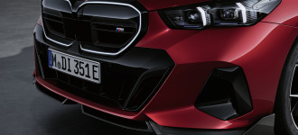 Exkluzívny športový charakter pre každú príležitosť: Doplnky BMW M Performance pre nové modely BMW radu 5 Touring a BMW i5 Touring.