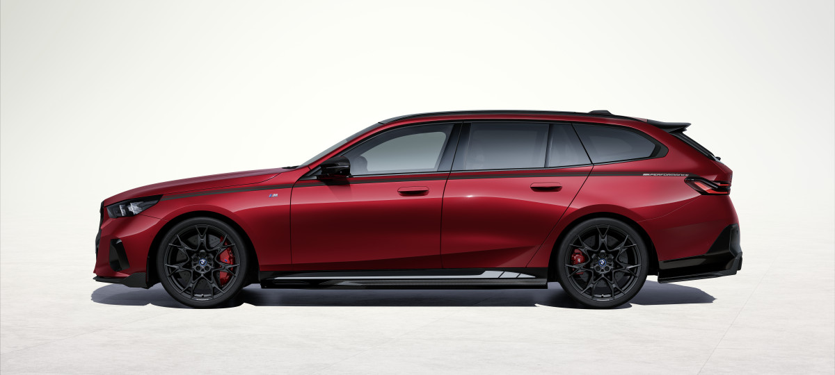 Exkluzívny športový charakter pre každú príležitosť: Doplnky BMW M Performance pre nové modely BMW radu 5 Touring a BMW i5 Touring.