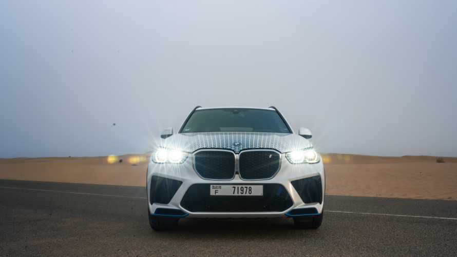 BMW iX5 Hydrogen a testovacie jazdy v púšti - vysoký výkon v extrémnych podmienkach