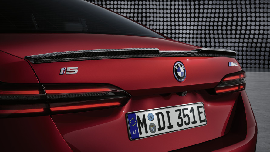 Individuálny vzhľad a upravený dynamický výkon: Doplnky BMW M Performance pre nové modely BMW radu 5 Sedan a BMW i5